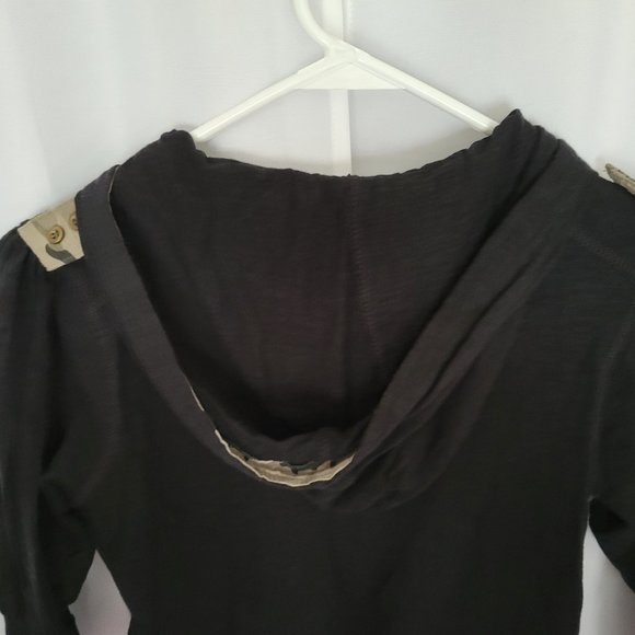 Black elbow sleeve top with camo trim - Picture 7 of 7